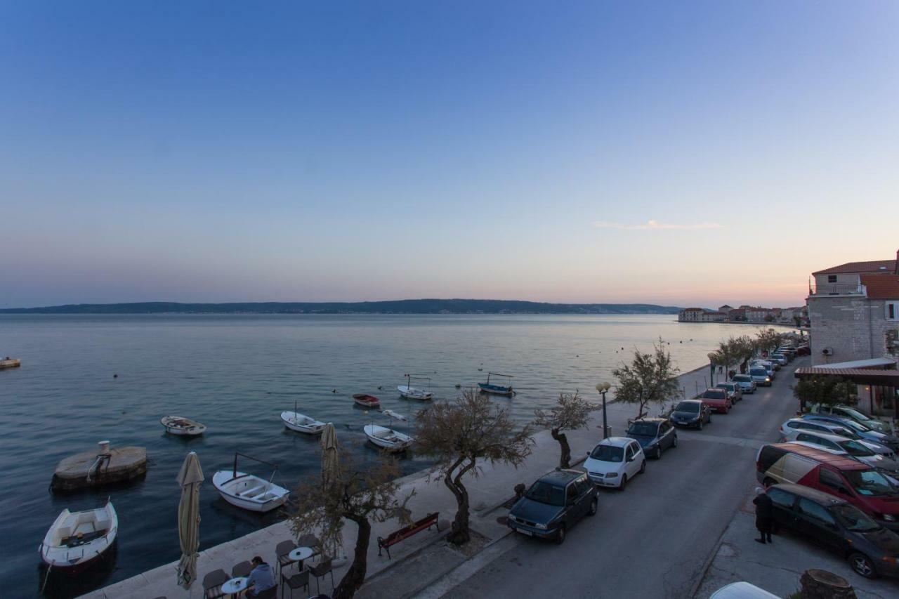 Seafront Apartment In Historical Cippico Castle Каштела Экстерьер фото