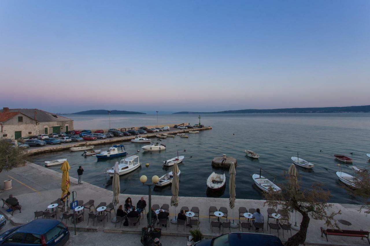 Seafront Apartment In Historical Cippico Castle Каштела Экстерьер фото