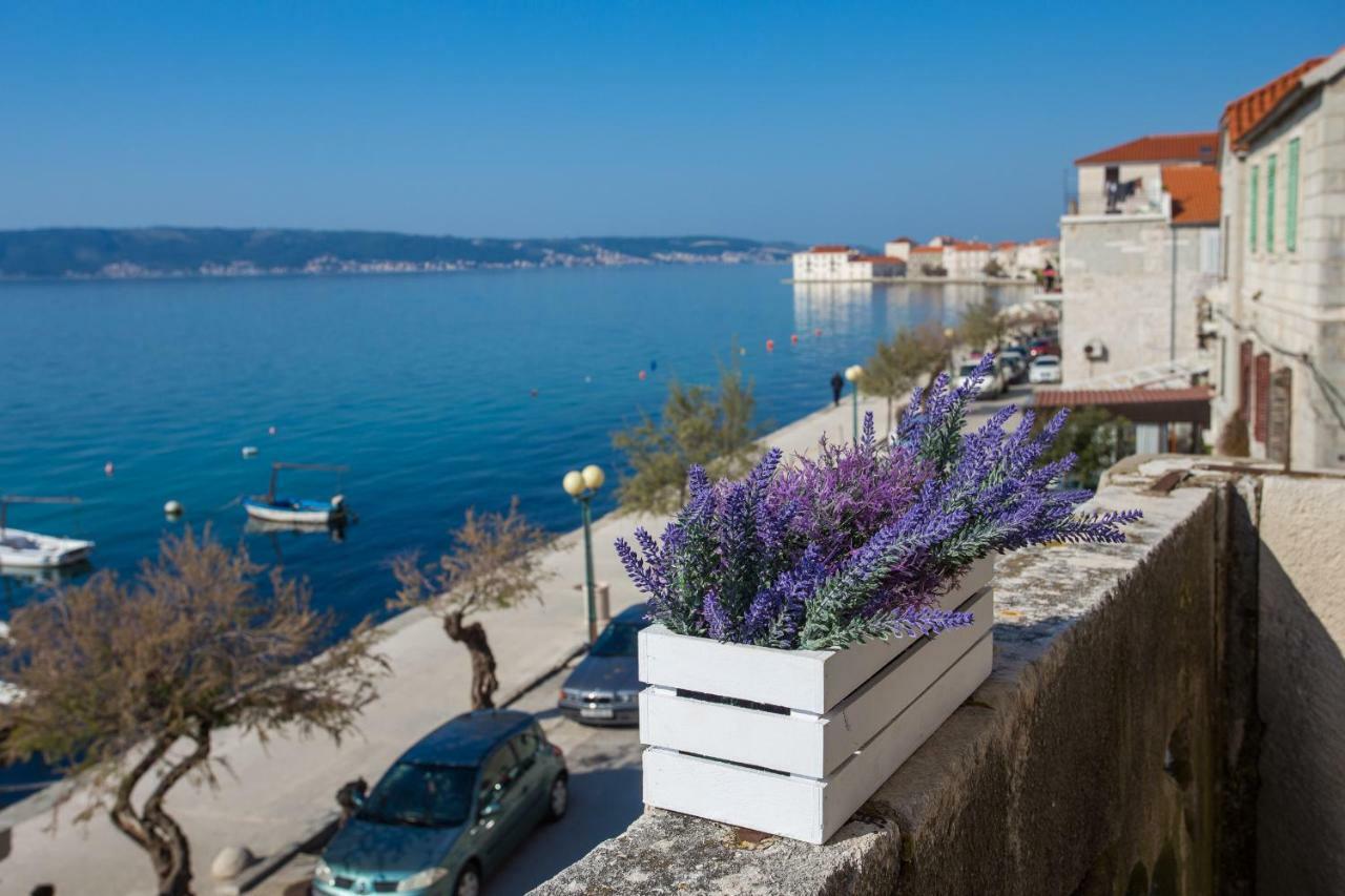 Seafront Apartment In Historical Cippico Castle Каштела Экстерьер фото