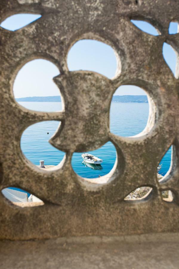 Seafront Apartment In Historical Cippico Castle Каштела Экстерьер фото