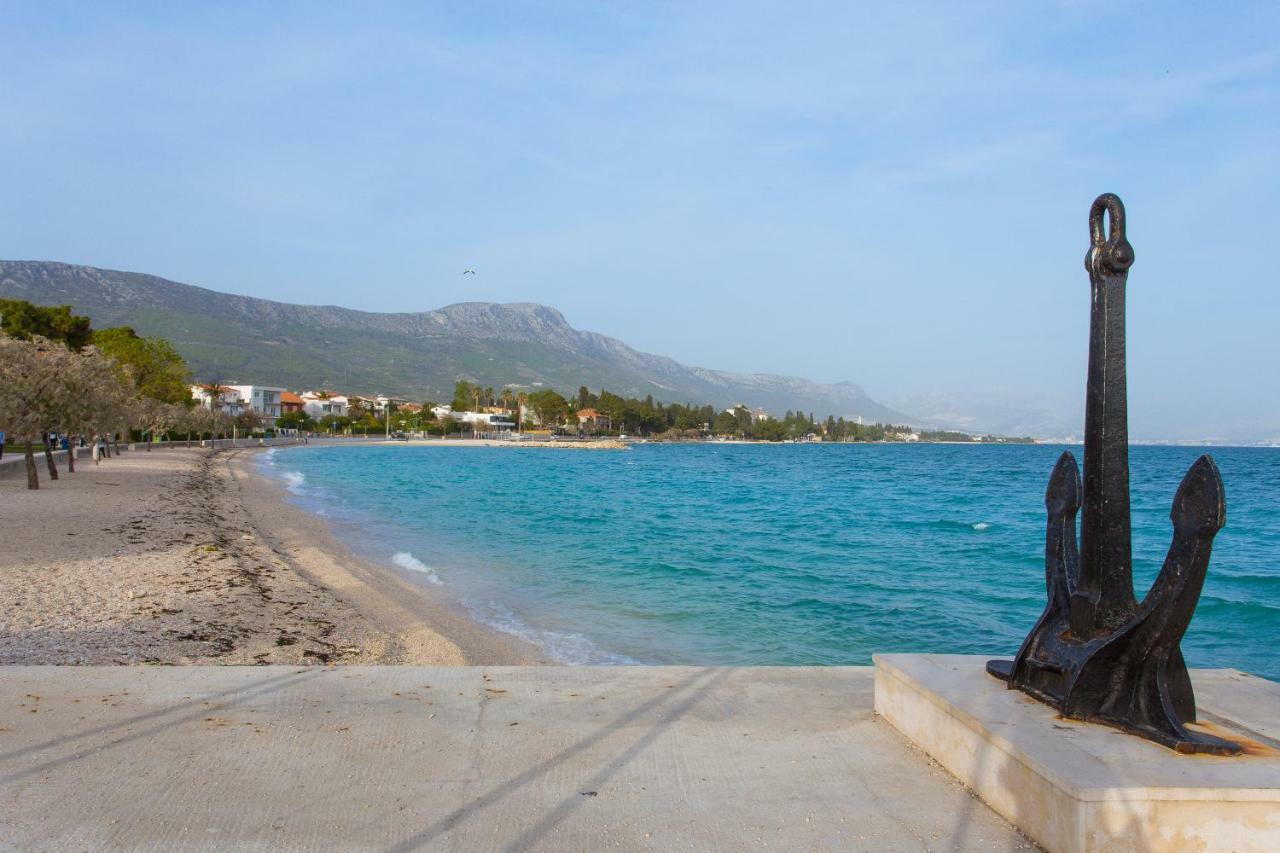 Seafront Apartment In Historical Cippico Castle Каштела Экстерьер фото